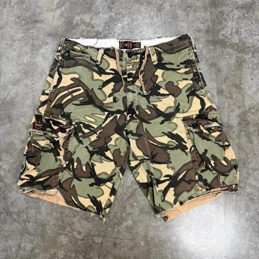 American Eagle Outfitters Camo Y2K Skater Cargo Shorts Size 33